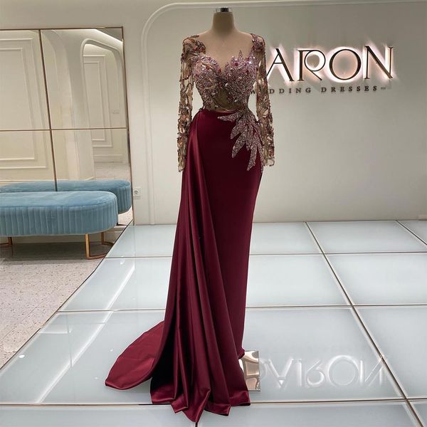 Robe de bal sirène perlée bordeaux, décolleté en cœur transparent, manches longues, paillettes, train de balayage, jupe en satin, robe formelle