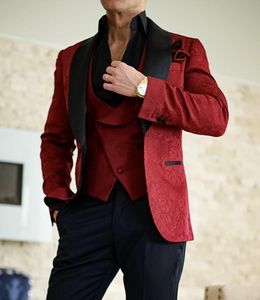 Borgoña Relieve Novio Esmoquin Terciopelo Solapa Padrinos de boda Vestido de novia Excelente Hombre Chaqueta Blazer Traje de 3 piezas (Chaqueta + Pantalones + Chaleco + Corbata) 110