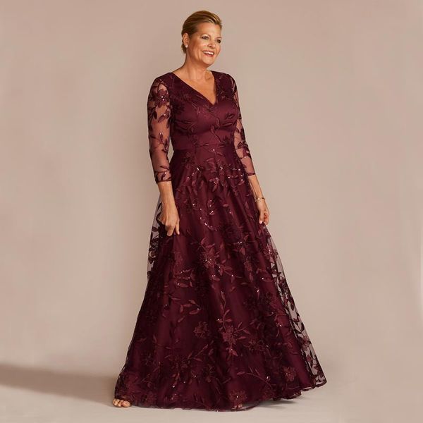 Robes de mère de la mariée en dentelle bordeaux Une ligne robe d'invité de mariage à paillettes avec des manches longues décolleté en V Plus la taille étage longueur robes de soirée