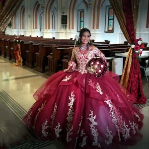 Robes de Quinceanera à manches longues bordeaux avec des appliques de dentelle dorées à volants longueur au sol robe de bal en organza douce 15 robe célébrations boutique