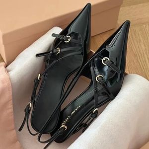 Bourgondië Low Heel Dames Patent LeTHe Slingback is versierd met Black Clasp Luxe Designer Dress Shoes 3cm Fashion Unkle Strap Kitten Heel Sandals avondschoenen