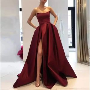 Robes de bal bordeaux avec poches latérale fente sans bretelles satin élégant longue soirée robes de fête vin