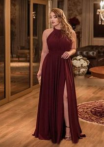 Bourgondië Eenvoudige goedkope Arabische Plus Size Prom Jurken Crew A-lijn Chiffon Avondjurken Hoge Split Formele Party Bruidsmeisjesjurken BD9047