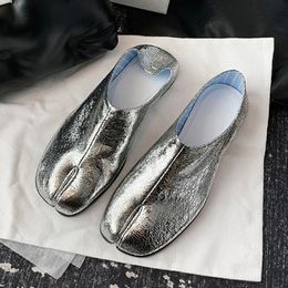 Burst Silver Tabi Ninja Chaussures Femmes Split Toe Flats Trotters Mocasines Mujer Solid Pu Leather Logères Femmes Slip on Slides 240506