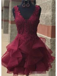 Bury gelaagde Homecoming -jurken Korte Mini Lace Applique V Neck Organza Tail Party Dress Custom Made Formal OCN Wear