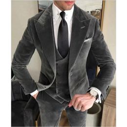 Negocios Grey Velvet Blazer Conjuntos de blazer de boda Customé delgado Custome Homme Elegante Formal 3 piezas Trajes Catiaturpantsvest 231227