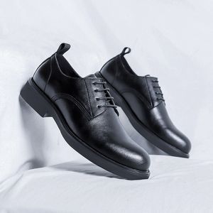 Zakelijke zomer nieuwe ademende formele stijl puntig casual lederen zachte soled heren dik opgeloste kleine zwarte schoenen