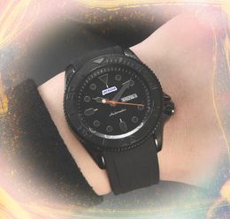 Business Trend Highend Belt Colorful Rubber Watches Men Quartz Chronograph Clock Day Heure Date Double calendrier rétro Cadeaux de bracelet rétro de haute qualité