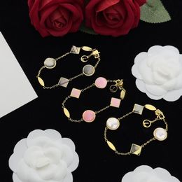 Bracelet haut de gamme de créateur luxueux et atmosphérique pour femmes occupées et éblouissantes en or et en argent avec logo couple bracelet du nouvel an sans boîte