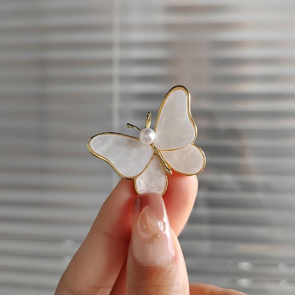 Broche de mariposa para mujer, broche de perla dulce de gama alta, fabricante de accesorios de ropa para mujer, venta al por mayor