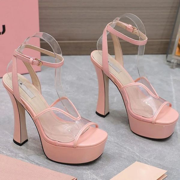 Butterfly Buckle Women's Sandals Designer Chaussures Satin Transparent PVC Plateforme talons de mariage pour femmes Sandales Roman 35-42 avec des chaussures d'usine de qualité supérieure 055