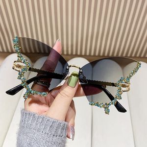 Lunettes de soleil en diamant papillon les lunettes de lunettes de mode extérieur de la plage de la plage extérieurs sport conduisant des couleurs de mixage multiples de style miroir pour femmes