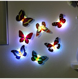 Las luces nocturnas de mariposa se pueden pegar con pegatinas de pared de mariposa 3D para la decoración del hogar.