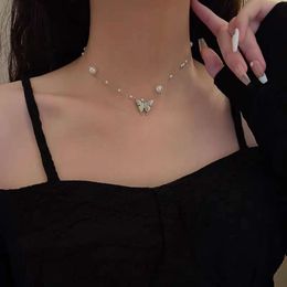 Collar de perlas de mariposa para mujer, colgante ligero y pequeño de celebridad de Internet