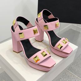 Platform sandaal van kalfsleer met knoopdetail Mode Metalen vierkante knopen 12 cm Dikke sandalen met hoge hakken Zomer luxe ontwerpers schoen lekkende teen damesschoenen