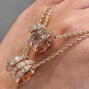 Collier Buu Relaxed Life Snake Pure Silver Rose Gold Head Luxury avec des diamants claviculaires pleins de collier d'origine 71C8