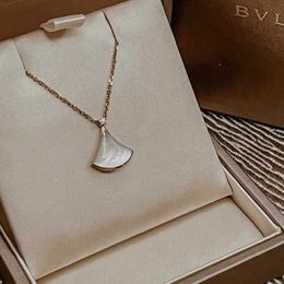 Colliers Buu Collier de design rayonnant Collier à la mode pendentif Beimu Beimu Full Diamond Candarbone avec boîte cadeau originale