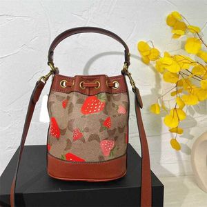 C-Bag Fraise Imprimer Sacs à cordon Mode Femmes Totes C Lettre Designers Sac à main de haute qualité Sac fourre-tout Femmes Trendy épaule Brown Portefeuille