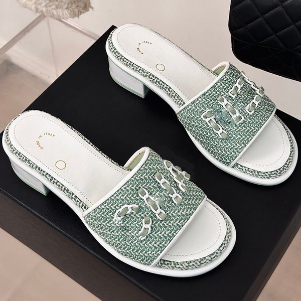 Familia C Nuevo producto Tacón grueso Cadena Letra Zapatillas Elegante Versátil Hermosa sensación de niña Tela Acolchado de piel de oveja superior Cuero italiano Sandalias de fondo grande