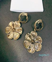 C2101 Elegul en laiton à base de fleurs en or vintage et de boucles d'oreilles élégantes avec des motifs floraux exquis et une superbe femelle 2425243