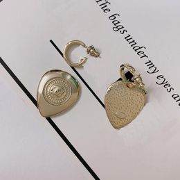 C2228 Boucles d'oreilles ovales dorées classiques en Europe et aux États-Unis, style rétro délicat, en forme de cœur, à la mode pour femmes, 5088100