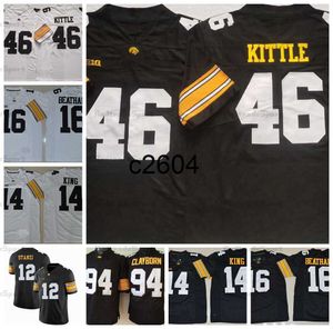 c2604 NCAA Iowa Hawkeyes College voetbalshirts 46 George Kittle 94 Adrian Clayborn 12 Ricky Stanzi 16 CJ Beathard 14 Desmond King Black White Stitched herenoverhemden S