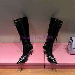 Cagole kniehoge laarzen van lamsleer met studs, verfraaide ritssluiting aan de zijkant, schoenen met spitse neus, naaldhak, hoge laars, luxe ontwerpersschoen voor dames, fabrieksschoeisel