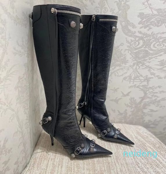 Botas hasta la rodilla de piel de cordero Cagole, hebilla con tachuelas, zapatos con cremallera lateral adornados, punta puntiaguda, tacón de aguja, bota alta, diseñadores de lujo, zapato para mujer, fábrica