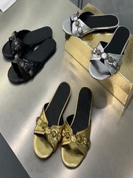 Cagole sandaal slippers cagole sandalen in zwarte arena lambskine catwalk modellen modieuze metalen slipper modebloggers en celebr5218625