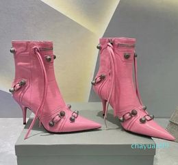 Botines de tacón de cuero de cordero adornados con hebilla de Cagole Zapatos con cremallera lateral Botines de tacón de aguja con punta en punta Diseñadores de lujo Run way fábrica de zapatos de mujer