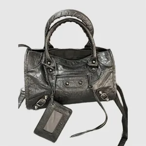 Sac fourre-tout Cagole Sacs de concepteur de body Sac en jean Sac à bandoulière avec diamant rivet Motorcycle City Sac à main femme Crocodile Cuir Cutch Purseft Cool Te052 H4