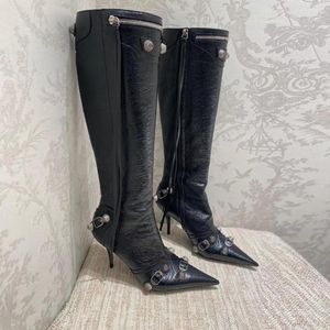 Kniehoge laarzen van cagolelambsleer met gesp verfraaide schoenen met ritssluiting aan de zijkant Puntschoen Naaldhak Hoge laars Luxe ontwerpersschoen voor dames Fabrieksschoeisel