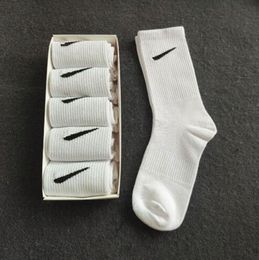 Calcetines chaussettes chaussettes de créateurs pour hommes femmes luxe bas de haute qualité mode représentent coton classique confortable laisser entrer l'air absorber la sueur