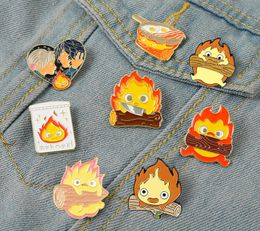 Spilla smaltata Calcifer Elfo di fuoco personalizzato Spille anime giapponesi Spilla anime Spilla bavero Regalo gioielli cartone animato per bambini Amici 9 COLORI carino divertente