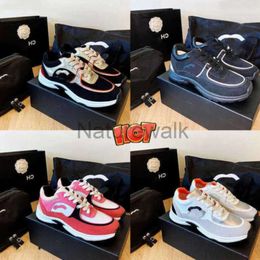 Baskets réfléchissantes en nylon de veau Chaussures de course de luxe de luxe Hommes Femmes Chaussures de sport en plein air Sneaker Trainer sdfsf Tissu Effet Suède