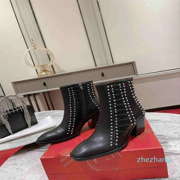 Cuir de veau avec bottes en cuir gaufré. Des créateurs de luxe conçoivent des bottes pour femmes uniques et innovantes, équipées de chaussures personnalisées.