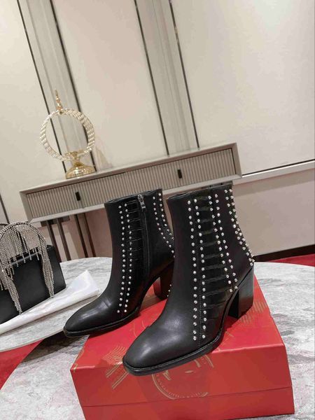 Botas de piel de becerro con cuero repujado, diseños de diseñador de lujo, botas de mujer únicas e innovadoras, equipadas con zapatos personalizados con remaches