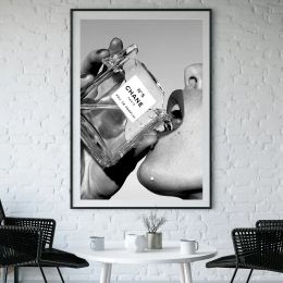 Calligraphie Femme buvant du parfum Affiche de luxe Impression de mode Noir et blanc vintage Art mural Image féministe Chambre d'adolescente Décoration d'intérieur