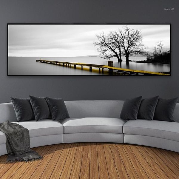 Calma superficie del lago largo puente amarillo escena negro blanco lienzo pinturas póster impresiones imágenes artísticas de pared sala de estar decoración del hogar 12622