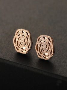 Boucles d'oreilles Camellia Numéros romains Ensemble avec des diamants d'anneau de lettres de trèfle à quatre feuilles