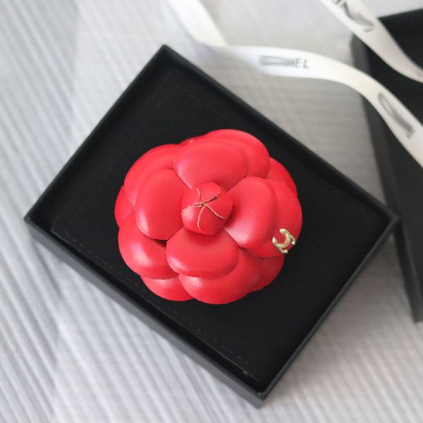 Broche de flor de Camelia con caja, tela de PU de alta calidad con diseñador de marca de lujo, dorado, blanco, rojo y negro