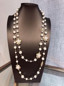 Camélia fleur perle incrustation chaîne de pull perles Colliers pour Lady marque bijoux designer C logo or diamant leeter longue chaîne vêtements accessoires avec boîte