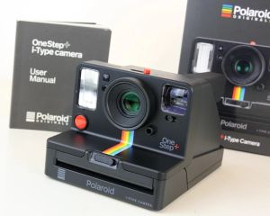 Camera Polaroid Originals ONESTEP + CAME RAINBOW BLANC ET NOIR AVEC ITYPE 600 Film et Bluetooth est connecté au téléphone.