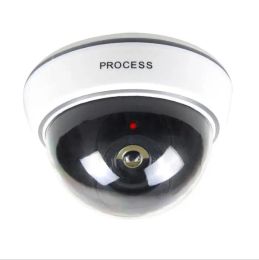 Camera's Hot Sale Outdoor Indoor Surveillance Fake Camera Dummy Fake CCTV Beveiliging Dome Camera met flitsende rode LED -licht