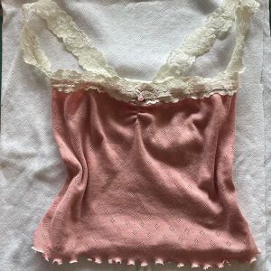 Camis Maemukilabe Blanc Dentelle Garniture Spaghetti Sangle Camis Fée Coquette Grunge Crop Top Chic Femmes 00s Rétro Y2K Mignon Débardeur Vêtements