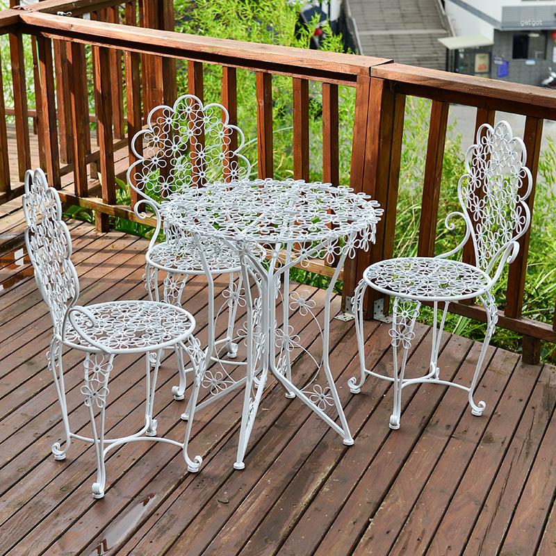 Lägermöbler europeiska vita moderna enkla järnbord och två stolar trädgårdsvattentäta utomhusbord