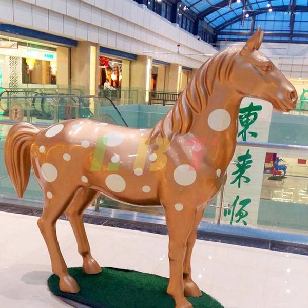 Muebles de campamento Plástico reforzado con fibra de vidrio Escultura de caballo pintada Paisaje personalizado Ciudad Punto de referencia Animal Adornos de gran producción