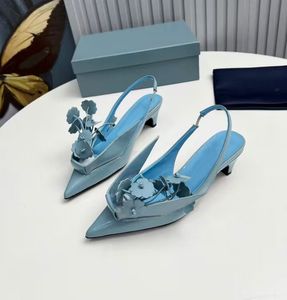 Sandalias de diseñador de moda únicas para mujer Decoración de flores puntiagudas Tacones altos bajos 4,5 cm Show Party Ballet Zapatos de vestir Zapatillas Caja 35-41