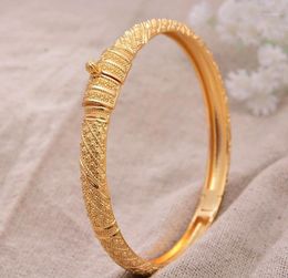 Kan 1 -pcslot Dubai gouden kleurbanden openen voor vrouwen mannen gouden armbanden Afrikaanse Europese Ethiopië Girls Bruid Bangles Gift15529356