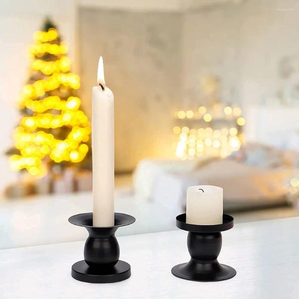 Candelabros que decoran la fiesta de Navidad, lata negra para velas de pilar, atmósfera elegante cónica